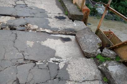 Rachaduras na Ponte sobre o Rio das Antas em Nova Roma do Sul