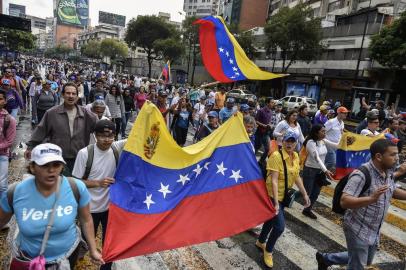  Venezuelan opposition supporters take part in a a march on the anniversary of 1958 uprising that overthrew military dictatorship in Caracas on January 23, 2019. - At least four people have died following overnight clashes ahead of Wednesdays rival protests in Venezuela by supporters and opponents of President Nicolas Maduro, two days after a failed mutiny by soldiers hoping to spark a movement that would overthrow Maduro, police and non-governmental organizations said. (Photo by Luis ROBAYO / AFP) / The erroneous mention[s] appearing in the metadata of this photo by Luis ROBAYO has been modified in AFP systems in the following manner: [2019] instead of [2018. Please immediately remove the erroneous mention[s] from all your online services and delete it (them) from your servers. If you have been authorized by AFP to distribute it (them) to third parties, please ensure that the same actions are carried out by them. Failure to promptly comply with these instructions will entail liability on your part for any continued or post notification usage. Therefore we thank you very much for all your attention and prompt action. We are sorry for the inconvenience this notification may cause and remain at your disposal for any further information you may require.Editoria: WARLocal: CaracasIndexador: LUIS ROBAYOSecao: crisisFonte: AFPFotógrafo: STF