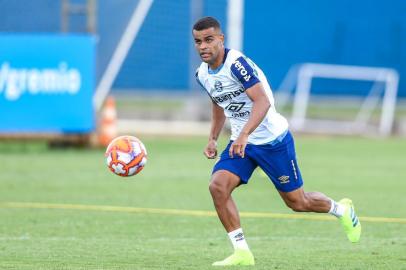 O meia-atacante Alisson participa de treino de pré-temporada do Grêmio no CT Luiz Carvalho, em Porto Alegre.