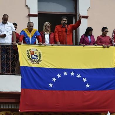 Venezuelas President Nicolas Maduro (C), speaks to a crowd of government supporters during a gathering in Caracas on January 23, 2019. - National Assembly head Juan Guaido proclaimed himself Venezuelas acting president on Wednesday in a bid to oust leftist President Nicolas Maduro. (Photo by Luis ROBAYO / AFP)