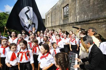  PORTO ALEGRE - BRASIL - Vamos até a Ilha do Presídio em uma divulgação do espetáculo SBØRNIA KONTR¿ATRACKA. O espetáculo tem essa pegada de um mundo melhor, de união e vai totalmente contra essa onda atual de preconceito, de racismo, de xenofobia... então, a ideia é mostrar a nova geração de sbornianos, que são as 50 crianças do Coral da Ospa que participam do show.(FOTO: LAURO ALVES)