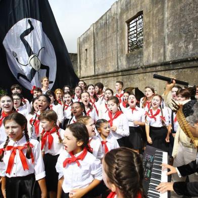  PORTO ALEGRE - BRASIL - Vamos até a Ilha do Presídio em uma divulgação do espetáculo SBØRNIA KONTR¿ATRACKA. O espetáculo tem essa pegada de um mundo melhor, de união e vai totalmente contra essa onda atual de preconceito, de racismo, de xenofobia... então, a ideia é mostrar a nova geração de sbornianos, que são as 50 crianças do Coral da Ospa que participam do show.(FOTO: LAURO ALVES)