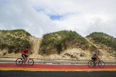  Imbé, RS, BRASIL, 19-01-2019.  Na foto André e carlos Castro. Ciclovias no litoral Norte.  FOTO ANDRÉA GRAIZIndexador: Anderson Fetter