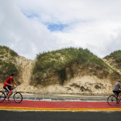  Imbé, RS, BRASIL, 19-01-2019.  Na foto André e carlos Castro. Ciclovias no litoral Norte.  FOTO ANDRÉA GRAIZIndexador: Anderson Fetter