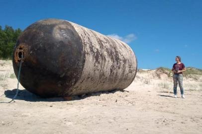 Prefeitura tenta contato com a Marinha, para saber como descartar a boia de borracha