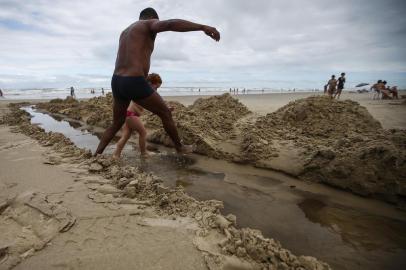  IMBÉ, RS, BRASIL, 24-01-2019: Tratamento de esgoto no litoral ainda é deficitário. Em Imbé, município não possui rede de tratamento, e existem casos de ligações clandestinas de esgoto cloacal na rede pluvial, que desemboca na praia (FOTO FÉLIX ZUCCO/AGÊNCIA RBS, Editoria SuaVida).Indexador: Felix Zucco