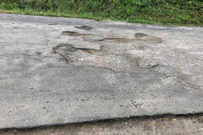 Buracos na VRS-855 entre Pinto Bandeira e Bento Gonçalves