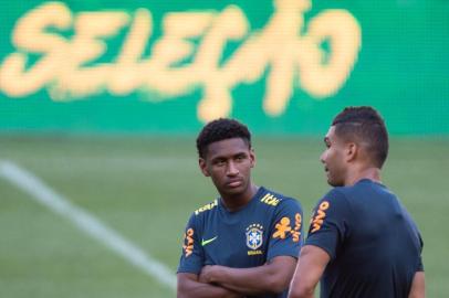  Tetê, do Grêmio, e Casemiro conversam em treino da Seleção BrasileiraIndexador: Pedro Martins