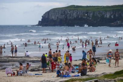  TORRES, RS, BRASIL, 24-01-2019: Tempo nublado com períodos de chuva em Torres, no litoral norte gaúcho (FOTO FÉLIX ZUCCO/AGÊNCIA RBS, Editoria SuaVida).Indexador: Felix Zucco