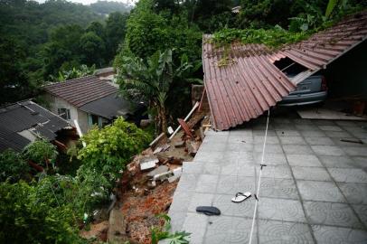  SÃO JOSÉ, SC, BRASIL, 24.01.2019: Menina de 12 anos morreu soterrada em deslizamento em São José. A tragédia aconteceu por volta das 7 horas da manhã com a queda de um muro sobre a casa.Indexador: Diorgenes Pandini