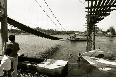  A ponte pêncil sobre o rio Mampituba, que divide os municípios de Torres (RS) e Passo de Torres (SC) desabou no exato memento em que ia ser inaugurada.#Fotógrafo: Luiz Avila#Envelope: 28235