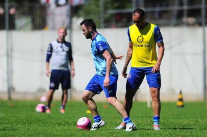  CAXIAS DO SUL, RS, BRASIL, 04/12/2018. Treino da SER Caxias no CT. O Caxias está se preparando para o Gauchão 2019. Na foto, volante Juliano (E) e zagueiro Júnior Alves (D). (Porthus JUnior/Agência RBS)Indexador: Porthus Junior                  