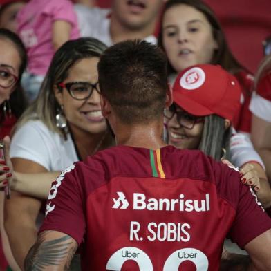  PORTO ALEGRE, RS, BRASIL, 24.01.2019. Internacional e Pelotas se enfrentam pela segunda rodada do Campeonato Gaúcho 2019 no estádio Beira-Rio, em Porto Alegre.Na foto, torcedoras tietam Rafael Sobis.FOTO: ANDRÉ ÁVILA/AGÊNCIA RBSIndexador: Andre Avila