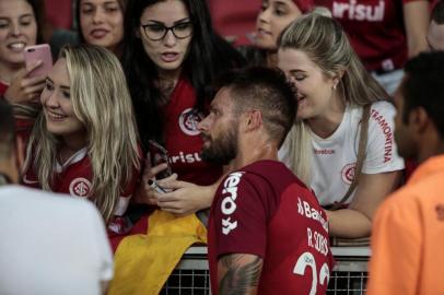  PORTO ALEGRE, RS, BRASIL, 24.01.2019. Internacional e Pelotas se enfrentam pela segunda rodada do Campeonato Gaúcho 2019 no estádio Beira-Rio, em Porto Alegre.Na foto, torcedoras tietam Rafael Sobis.FOTO: ANDRÉ ÁVILA/AGÊNCIA RBSIndexador: Andre Avila