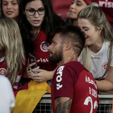  PORTO ALEGRE, RS, BRASIL, 24.01.2019. Internacional e Pelotas se enfrentam pela segunda rodada do Campeonato Gaúcho 2019 no estádio Beira-Rio, em Porto Alegre.Na foto, torcedoras tietam Rafael Sobis.FOTO: ANDRÉ ÁVILA/AGÊNCIA RBSIndexador: Andre Avila