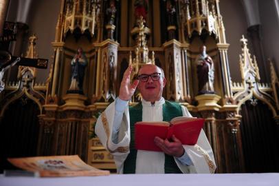  CAXIAS DO SUL, RS, BRASIL, 03/10/2018 - O Padre Renato Ariotti, da Igreja de Santa Catarina, inaugura capitel em homenagem à são Francisco de Assis, protetor dos animais. (Marcelo Casagrande/Agência RBS)