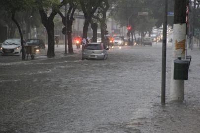 SP - CLIMA/SÃO PAULO/CHUVA - CIDADES - Ponto de alagamento causado pela chuva na Avenida Pompeia, nas proximidades do   Bourbon Shopping, na zona oeste da capital paulista, na tarde desta quinta-feira, 24.   24/01/2019 - Foto: MISTER SHADOW/ASI/ESTADÃO CONTEÚDO