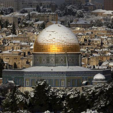 JERUSALEM : Snow covers the Dome of the Rock at the Al-Aqsa mosque compound in the old city of Jerusalem on January 10, 2013. Jerusalem was transformed into a winter wonderland after heavy overnight snowfall turned the Holy City and much of the region white, bringing hordes of excited children onto the streets. AFP PHOTO/MENAHEM KAHANA 