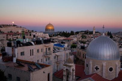 Panorama da Cidade Antiga de Jerusalém no anoitecer