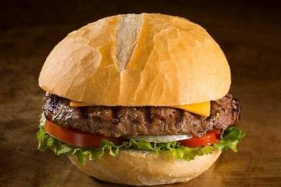 Rede de hamburguerias, o Madero terá mais dois restaurantes em breve no Rio Grande do Sul. A empresa antecipou os municípios para a coluna: Porto Alegre e Pelotas.Em 2017, o Grupo Madero aplicou R$ 11 milhões no Rio Grande do Sul, abrindo seis restaurantes. 