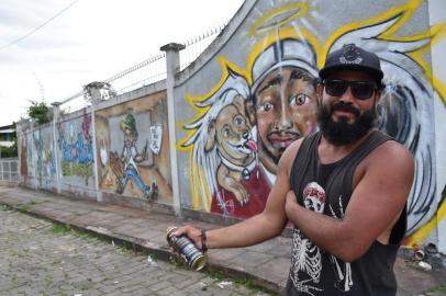 Grafite na Casa de Acolhimento Carlos Miguel dos Santos homenageia papeleiro morto. Criação é de Andrigo Martins.