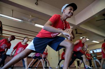  PORTO ALEGRE, RS, BRASIL, 25/01/2019- Escola de dança, Senador Pasqualini  da Restinga, conseguiu a doação de um piso e está fazendo uma ação para conseguir o transporte e a colocação do mesmo. Na foto- Herick Borges, 14. FOTOGRAFO: FERNANDO GOMES / AGENCIA RBS)