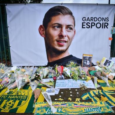 A picture shows flowers put in front of the entrance of the training center La Joneliere in La Chapelle-sur-Erdre on January 25, 2019, four days after the plane of Argentinian forward Emiliano Sala vanished during a flight from Nantes, western France, to Cardiff in Wales. - The 28-year-old Argentine striker is one of two people still missing after contact was lost with the light aircraft he was travelling in on January 21, 2019 night. Sala was on his way to the Welsh capital to train with his new teammates for the first time after completing a£15 million ($19 million) move to Cardiff City from French side Nantes on January 19. (Photo by LOIC VENANCE / AFP)