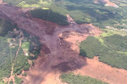  MINAS GERAIS, BRASIL. Uma barragem da mineradora Vale se rompeu nesta sexta-feira (25), em Brumadinho, na região metropolitana de Belo Horizonte, em Minas Gerais. A lama invadiu a cidade (Foto: Corpo de Bombeiros MG/Reprodução)