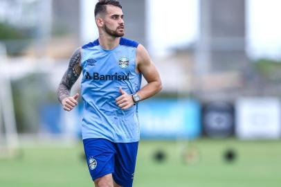 O centroavante Felipe Vizeu, novo reforço do Grêmio, participa de seu primeiro treino físico no CT Luiz Carvalho.