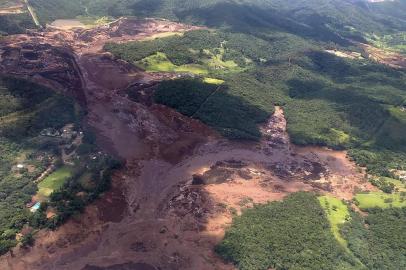  Handout picture released by the Minas Gerais Fire Department showing an aerial view taken after the collapse of a dam, which belonged to Brazils giant mining company Vale, near the town of Brumadinho in southeastern Brazil, on January 25, 2019. - A dam in southeast Brazil collapsed Friday, unleashing a torrent of mud that killed an as-yet-undetermined number of people living in an area close to the city of Belo Horizonte, a local fire service official said. Emergency services were still responding to the situation in and around Brumadinho and did not yet have a precise toll, the official told AFP. (Photo by HO / Minas Gerais Fire Department / AFP) / RESTRICTED TO EDITORIAL USE - MANDATORY CREDIT AFP PHOTO / MINAS GERAIS FIRE DEPARTMENT - NO MARKETING NO ADVERTISING CAMPAIGNS - DISTRIBUTED AS A SERVICE TO CLIENTSEditoria: DISLocal: BrumadinhoIndexador: HOSecao: accident (general)Fonte: Minas Gerais Fire DepartmentFotógrafo: STR