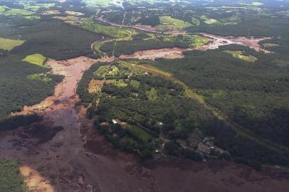 Handout picture released by the Minas Gerais Fire Department showing an aerial view taken after the collapse of a dam, which belonged to Brazils giant mining company Vale, near the town of Brumadinho in southeastern Brazil, on January 25, 2019. - A dam in southeast Brazil collapsed Friday, unleashing a torrent of mud that killed an as-yet-undetermined number of people living in an area close to the city of Belo Horizonte, a local fire service official said. Emergency services were still responding to the situation in and around Brumadinho and did not yet have a precise toll, the official told AFP. (Photo by HO / Minas Gerais Fire Department / AFP) / RESTRICTED TO EDITORIAL USE - MANDATORY CREDIT AFP PHOTO / MINAS GERAIS FIRE DEPARTMENT - NO MARKETING NO ADVERTISING CAMPAIGNS - DISTRIBUTED AS A SERVICE TO CLIENTSEditoria: DISLocal: BrumadinhoIndexador: HOSecao: accident (general)Fonte: Minas Gerais Fire DepartmentFotógrafo: STR