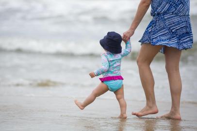  TRAMANDAÍ, RS, BRASIL, 15-01-2019. Cuidados com bebês na beira da praia.  Paula Corrêa Rodrigues e a filha Lara. FOTO ANDRÉA GRAIZIndexador: Anderson Fetter