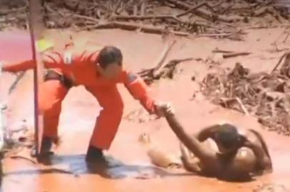  BRUMADINHO, MG, BRASIL - 25/01/2019 - Resgate de mulher em Brumadinho após rompimento de barragem.