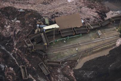  Rescuers work in the search for victims after the collapse of a dam, which belonged to Brazils giant mining company Vale, near the town of Brumadinho in southeastern Brazil, on January 25, 2019. - A dam collapse in southeast Brazil unleashed a torrent of mud on a riverside town and surrounding farmland Friday, destroying houses, leaving 200 people missing and raising fears of a number of deaths, according to officials. (Photo by Douglas Magno / AFP)Editoria: DISLocal: BrumadinhoIndexador: DOUGLAS MAGNOSecao: accident (general)Fonte: AFPFotógrafo: STR