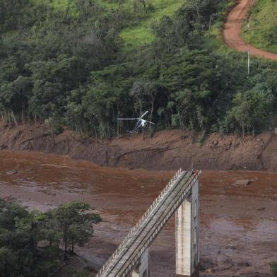  Rescuers work in the search for victims after the collapse of a dam, which belonged to Brazils giant mining company Vale, near the town of Brumadinho in southeastern Brazil, on January 25, 2019. - A dam collapse in southeast Brazil unleashed a torrent of mud on a riverside town and surrounding farmland Friday, destroying houses, leaving 200 people missing and raising fears of a number of deaths, according to officials. (Photo by Douglas Magno / AFP)Editoria: DISLocal: BrumadinhoIndexador: DOUGLAS MAGNOSecao: accident (general)Fonte: AFPFotógrafo: STR