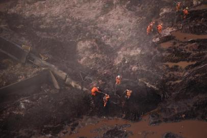  Rescuers work in the search for victims after the collapse of a dam, which belonged to Brazils giant mining company Vale, near the town of Brumadinho in southeastern Brazil, on January 25, 2019. - A dam collapse in southeast Brazil unleashed a torrent of mud on a riverside town and surrounding farmland Friday, destroying houses, leaving 200 people missing and raising fears of a number of deaths, according to officials. (Photo by Douglas Magno / AFP)Editoria: DISLocal: BrumadinhoIndexador: DOUGLAS MAGNOSecao: accident (general)Fonte: AFPFotógrafo: STR