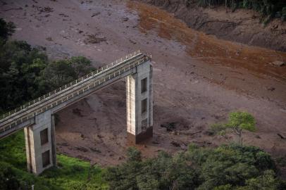  Rescuers work in the search for victims after the collapse of a dam, which belonged to Brazil's giant mining company Vale, near the town of Brumadinho in southeastern Brazil, on January 25, 2019. - A dam collapse in southeast Brazil unleashed a torrent of mud on a riverside town and surrounding farmland Friday, destroying houses, leaving 200 people missing and raising fears of a number of deaths, according to officials. (Photo by Douglas Magno / AFP)Editoria: DISLocal: BrumadinhoIndexador: DOUGLAS MAGNOSecao: accident (general)Fonte: AFPFotógrafo: STR