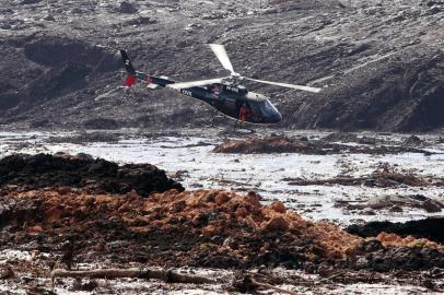 -FOTODELDÍA- BRA201. BRUMADINHO (BRASIL), 25/01/2019.- Un helicóptero busca supervivientes tras el desastre causado por la rotura de una represa que contenía residuos minerales de la compañía Vale, la mayor productora mundial de hierro, este viernes en el barrio Casa Blanca, en Brumadinho, municipio de Minas Gerais (sudeste de Brasil). Unas 200 personas pueden estar desaparecidas después de que una de las represas de la Vale se rompiera y un río de lodo destruyera algunas casas próximas a un poblado vecino, pero las autoridades no han confirmado hasta ahora si el vertido causó víctimas mortales. EFE/ Paulo Fonseca