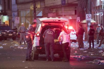  PORTO ALEGRE, RS, BRASIL -  Três pessoas foram mortas após um tiroteio no bairro Cidade Baixa, em Porto Alegre, na madrugada de sábado (26).Vtimas são dois homens e uma mulher. Outras três pessoas ficaram feridas e foram encaminhadas para atendimento hospitalar.Indexador: Jefferson Botega