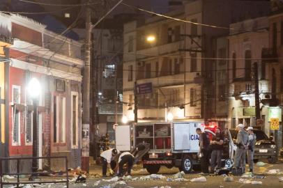  PORTO ALEGRE, RS, BRASIL -  Três pessoas foram mortas após um tiroteio no bairro Cidade Baixa, em Porto Alegre, na madrugada de sábado (26).Vtimas são dois homens e uma mulher. Outras três pessoas ficaram feridas e foram encaminhadas para atendimento hospitalar.Indexador: Jefferson Botega