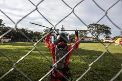  BRUMADINHO, MG, BRASIL. 26/01/2019. Trabalho das equipes de resgate às vítimas do desastre de barragem, em Brumadinho, ocorre na manhã deste sábado (26/01). Em frente à igreja Nossa Senhora das Dores, helicópteros decolam e aterrissam ao longo de toda a manhã. (Foto: André Ávila/Agência RBS)Indexador: Andre Avila