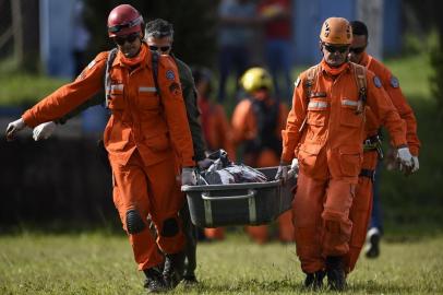  Military firefighters carry the corpse of a victim recovered from the mud-hit area in Corrego do Feijao near the town of Brumadinho in the state of Minas Gerias in southeastern Brazil, on January 26, 2019 a day after the collapse of a dam at an iron-ore mine belonging to Brazil's giant mining company Vale. - Hopes were fading Saturday that rescuers would find more survivors from at least 300 missing after a dam collapse at a mine in southeastern Brazil, with nine bodies so far recovered. (Photo by Douglas Magno / AFP)Editoria: DISLocal: BrumadinhoIndexador: DOUGLAS MAGNOSecao: accident (general)Fonte: AFPFotógrafo: STR