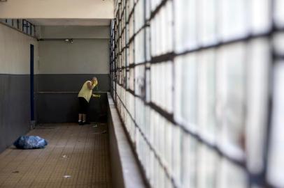  PORTO ALEGRE, RS, BRASIL - Professores, alunos e comunidade do Bom Fim fizeram neste sábado um mutirão de limpeza e pintura da Escola Estadual Anne Frank, no bairro Bom Fim.Indexador: Jefferson Botega