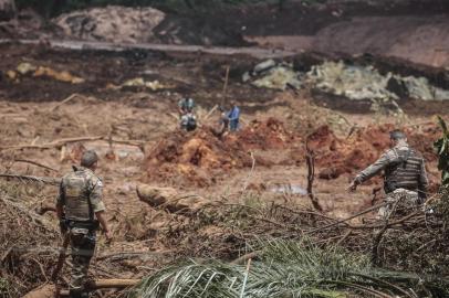  BRUMADINHO, MG, BRASIL - 2019.01.26 - Intensa lama cobre trecho do municÃ­pio de Brumadinho. HÃ¡ grande movimentaÃ§Ã£o de voluntÃ¡rios, policiais, bombeiros e curiosos no local. (Foto: ANDRÃ ÃVILA/ AgÃªncia RBS)Indexador: Andre Avila