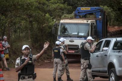  BRUMADINHO, MG, BRASIL - 2019.01.26 - Policiais fazem barreira em estrada que leva Ã  parte afetada de Brumadinho. Alegam risco de rompimento de outra barragem devido a possibilidade de chuva na regiÃ£o. (Foto: ANDRÃ ÃVILA/ AgÃªncia RBS)Indexador: Andre Avila