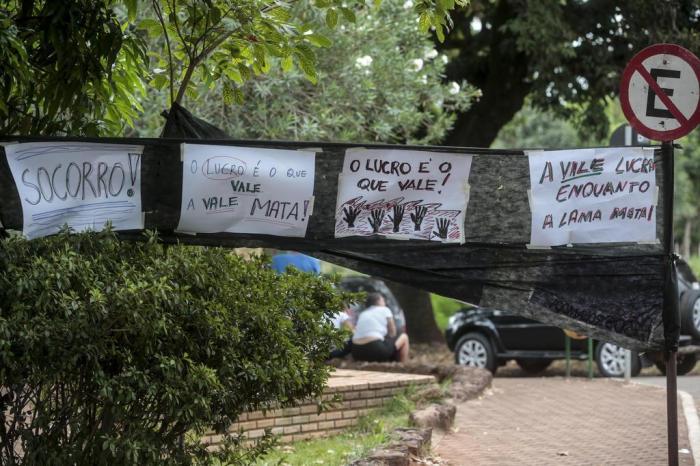 Moradores de Brumadinho fecham entrada da cidade em protesto