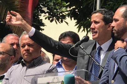 Autoproclamado presidente interino da Venezuela, Juan Guaidó apareceu nesta sexta-feira (25) pela primeira vez em público em Caracas desde 23 de janeiro, dia das históricas marchas que colocaram o regime de Nicolás Maduro contra a parede. Tendo como fundo a estátua de Simón Bolívar, o líder do partido Voluntad Popular, que estabeleceu um governo paralelo, discursou para centenas de militantes na praça Bolívar de Chacao. De forma didática perante seu público, ele convocou os militares a uma série de ações no final de semana e prometeu, para a semana que vem, nova mobilização pelas ruas do país.