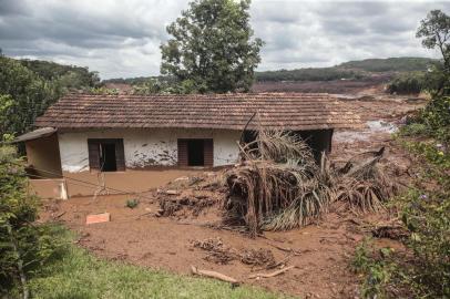  BRUMADINHO, MG, BRASIL - 2019.01.26 - Intensa lama cobre trecho do municÃ­pio de Brumadinho. HÃ¡ grande movimentaÃ§Ã£o de voluntÃ¡rios, policiais, bombeiros e curiosos no local. (Foto: ANDRÃ ÃVILA/ AgÃªncia RBS)Indexador: Andre Avila