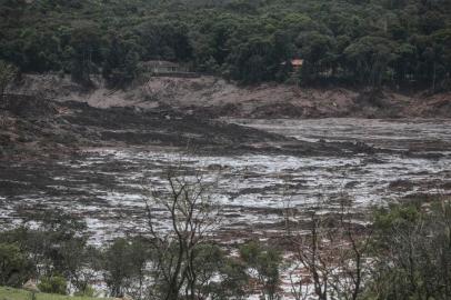  BRUMADINHO, MG, BRASIL - 2019.01.27 - Buscas foram temporariamente suspensas em função da possibilidade de novo rompimento de barragem. Helicópteros sobem para reconhecimento de local, mas não levam equipes de resgate. (Foto: ANDRÉ ÁVILA/ Agência RBS)Indexador: Andre Avila