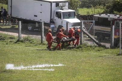  BRUMADINHO, MG, BRASIL - 2019.01.27 - Por volta das 15h as buscas foram reiniciadas. No campo de futebol em frente Ã  igreja Nossa Senhora das Dores foi montado um esquema de estacionamento de helicÃ³pteros. Com marcas indicando onde cada aeronave deveria pousar e tambÃ©m setas, indicando a direÃ§Ã£o do fluxo. Havia movimento intenso de decolagens e aterrissagens (Foto: ANDRÃ ÃVILA/ AgÃªncia RBS)Indexador: Andre Avila